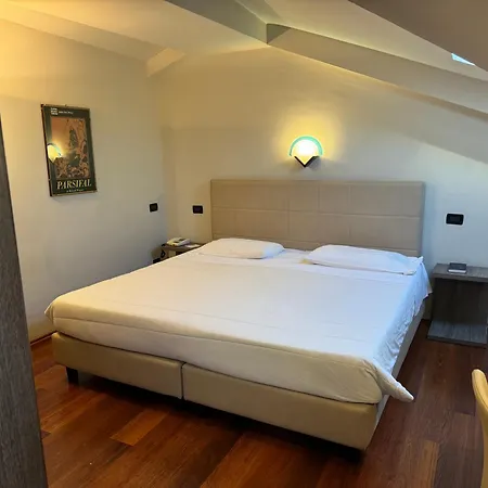 Jet Hotel-3