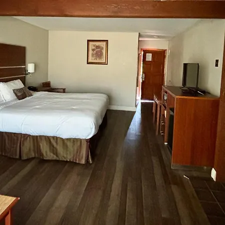 Western Holiday Lodge-2