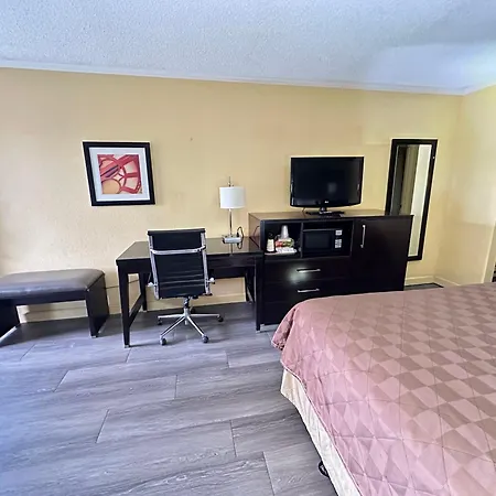 Rodeway Inn & Suites Plymouth Hwy 64-2
