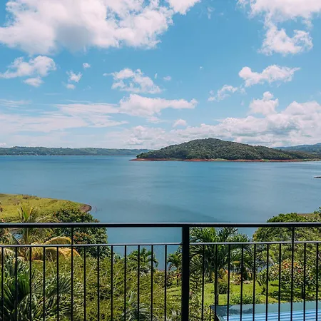 Tinajas Arenal Lakefront Lodge-2