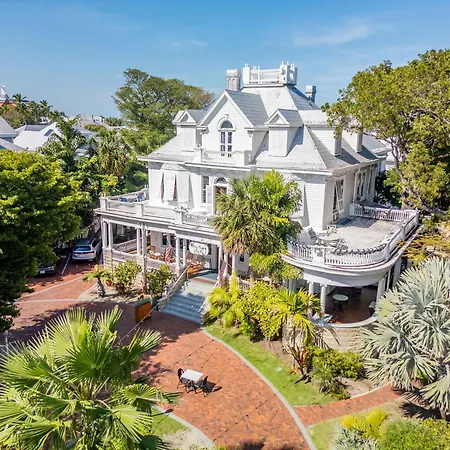 Classic Queen - Curry Mansion With Heated Pool-3
