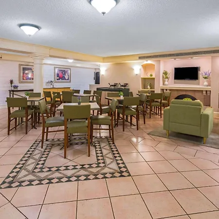 Days Inn By Wyndham San Diego Vista-3
