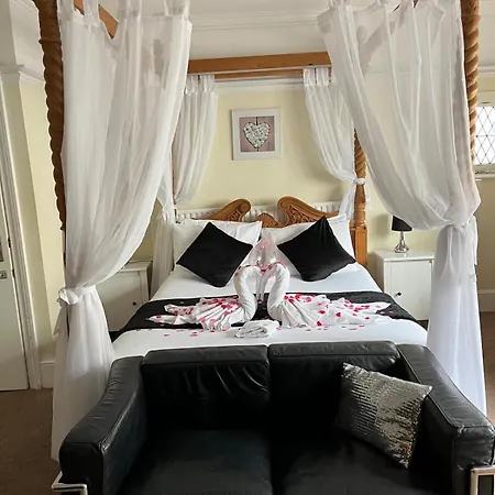 The Crown Bar & Guesthouse-2