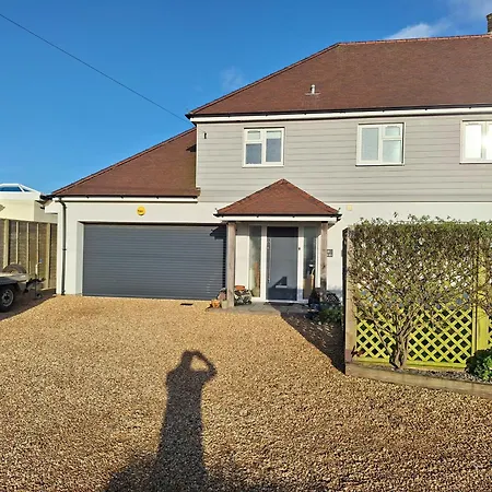 By The Sea, Home From Home Sleeps 6-3