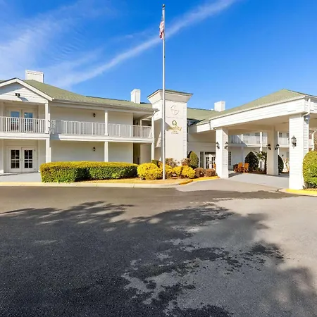 Quality Inn Fayetteville Near Historic Downtown Square-3
