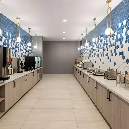 La Quinta Inn & Suites By Wyndham Desoto-2