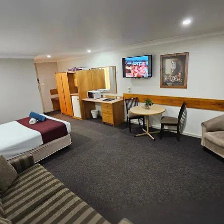 Hilltops Retreat Motor Inn-3