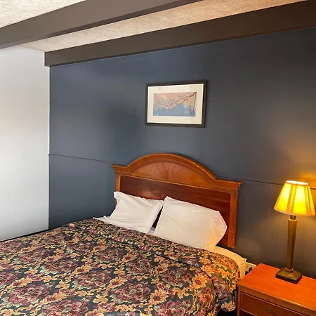 Wooden Shoe Motel-2