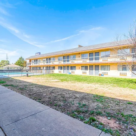 Castle Inn & Suites By Oyo Chickasha-3