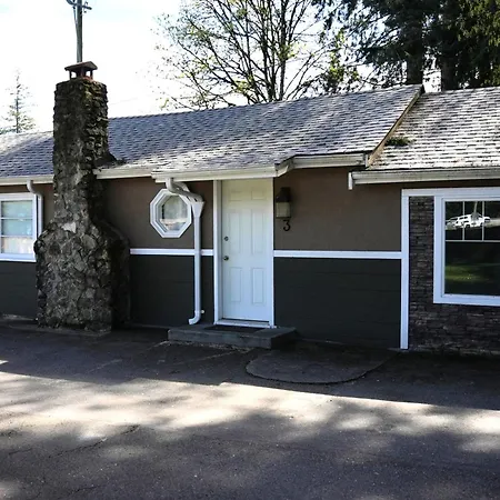 Malahat Bungalows Motel-2