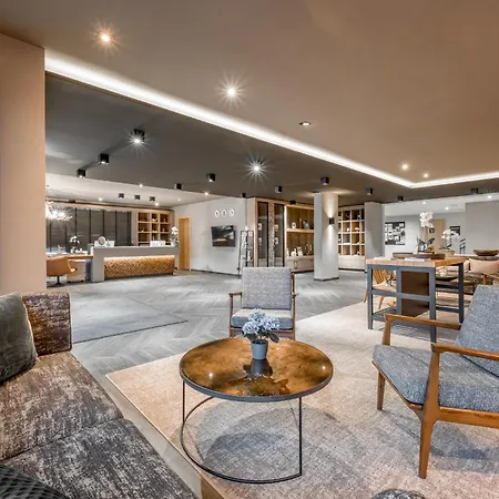 AlpenParks Hotel&Apartment Arlberg Warth mit Pool-3