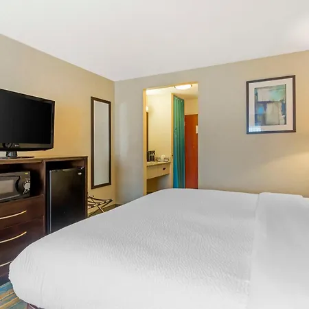 Best Western Plus Berkshire Hills Inn & Suites-3
