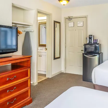 Travelodge By Wyndham Gananoque-3