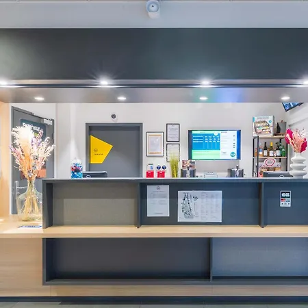 B&B HOTEL Troyes Magasins d'usine-2