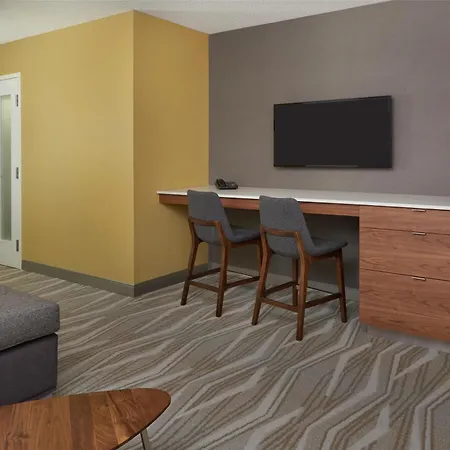 Hilton Toronto Airport Hotel & Suites-3