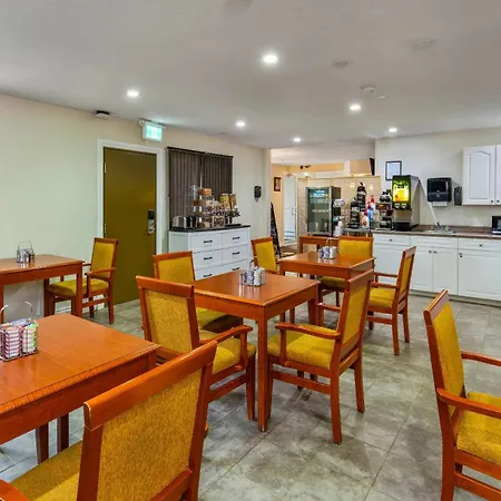 Econo Lodge Inn & Suites High Level-3
