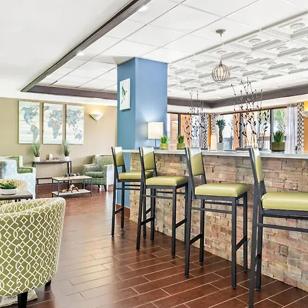 Quality Inn & Suites Near Robins Air Force Base-2