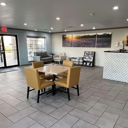 Days Inn & Suites By Wyndham - Canton First Monday Trade Days-3