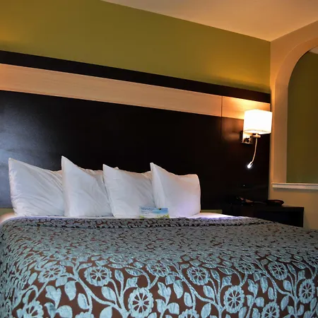 Days Inn By Wyndham Carlsbad-3