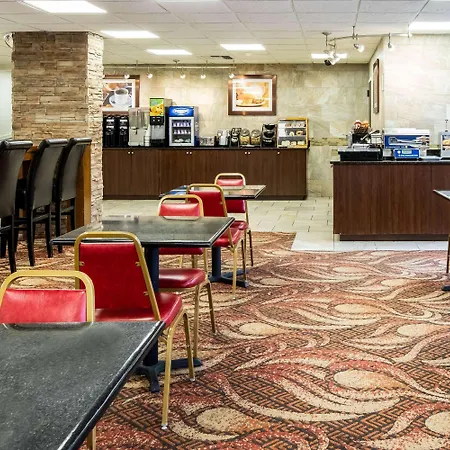 La Quinta Inn By Wyndham Davenport & Conference Center-2