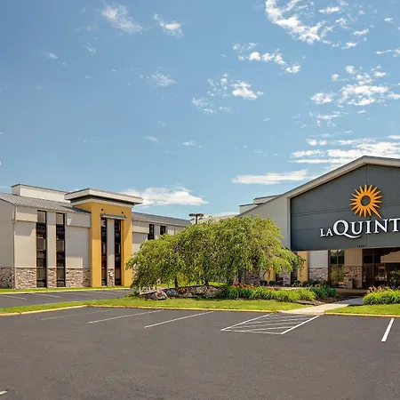 La Quinta Inn & Suites By Wyndham Detroit Metro Airport-3