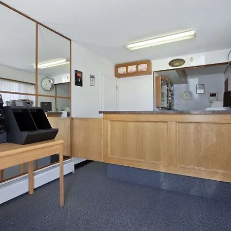 Travelodge By Wyndham Moose Jaw-2