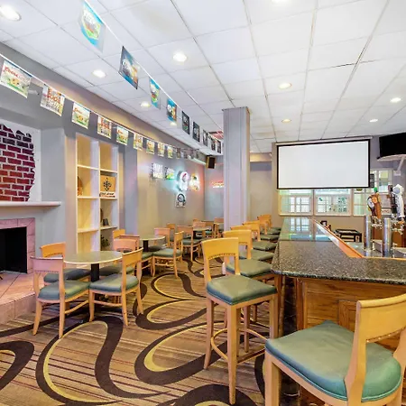 La Quinta Inn & Suites By Wyndham New Orleans Airport-2