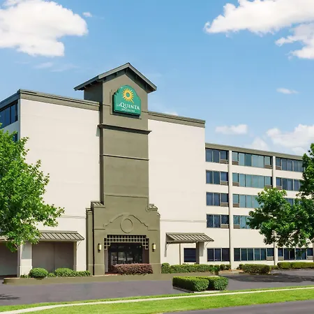 La Quinta Inn & Suites By Wyndham New Orleans Airport-3