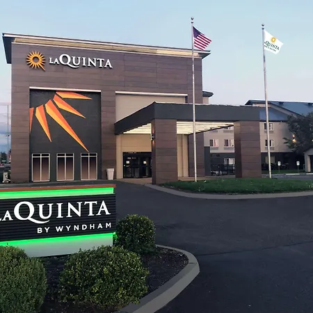 La Quinta Inn & Suites By Wyndham Springfield-2