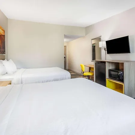 Days Inn By Wyndham Roanoke Hollins Near I-81-2