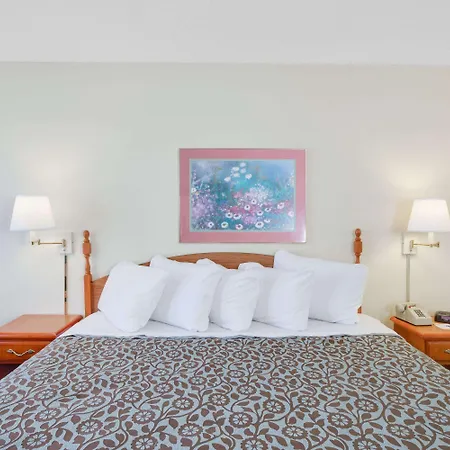 Days Inn By Wyndham Newport-2
