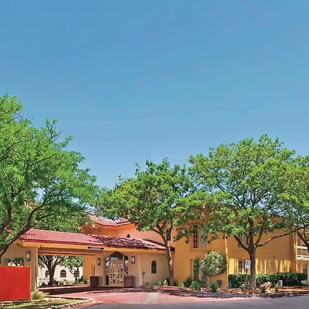 Baymont By Wyndham Lubbock - Downtown Civic Center-2