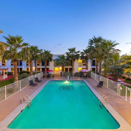 Ramada By Wyndham Kingman-3