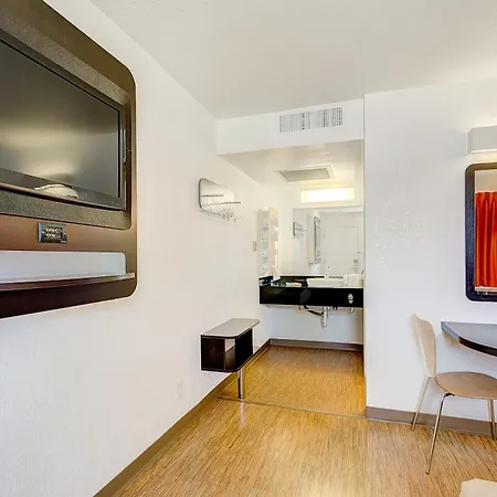 Motel 6 Thornton-3