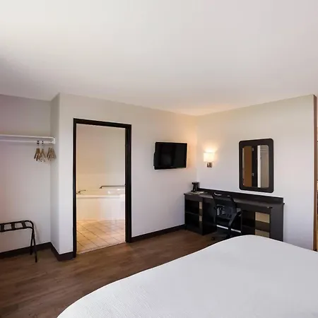 Quality Inn & Suites Junction-3