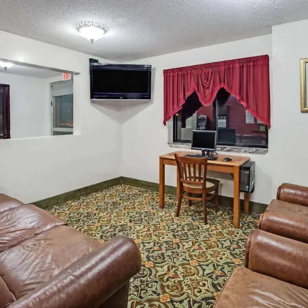 Super 8 By Wyndham Crystal Lake-2