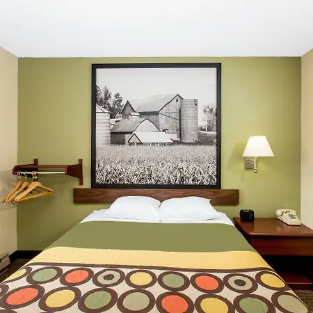 Super 8 By Wyndham Fairmont-2