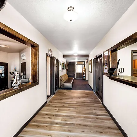 Americas Best Value Inn Marquette-3