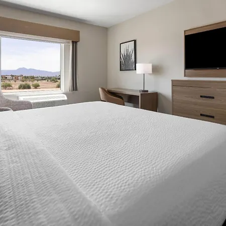 La Quinta Inn & Suites By Wyndham Phoenix West Glendale-3