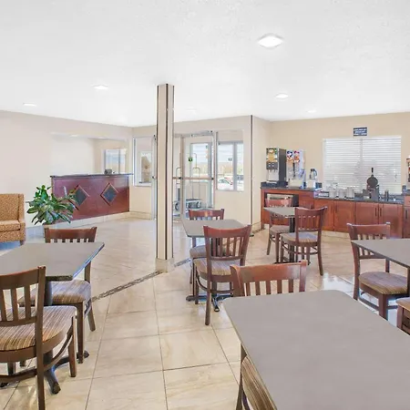 Super 8 By Wyndham Seville-3