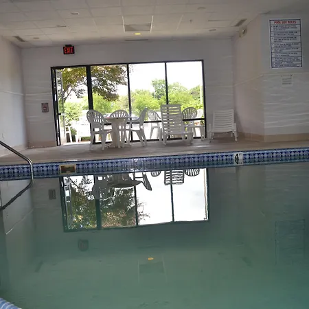 Super 8 By Wyndham Germantown/Milwaukee-3