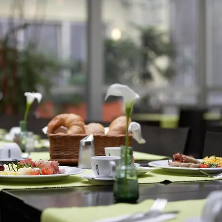 Intercityhotel Wien-3