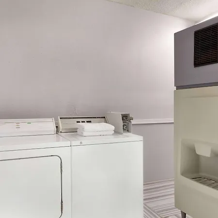 Days Inn By Wyndham Kansas City International Airport-3