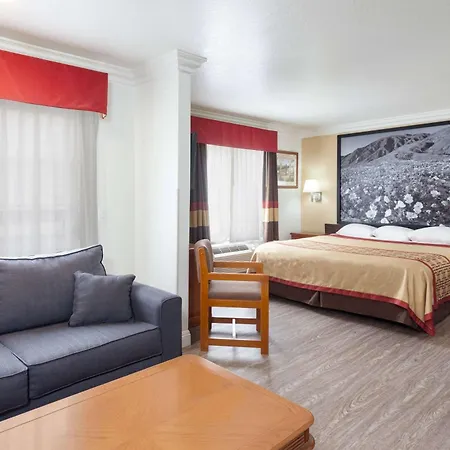 Super 8 By Wyndham Santa Clarita/Valencia-2