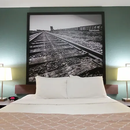 Super 8 By Wyndham Dauphin-2