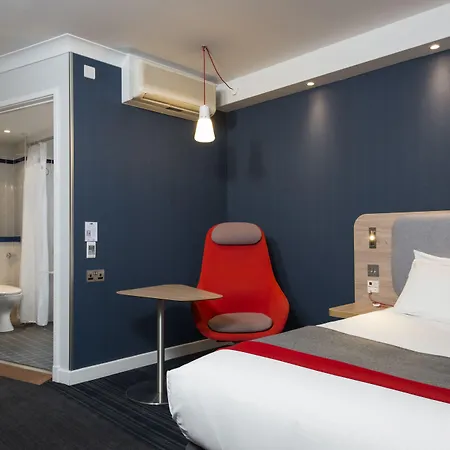 Holiday Inn Express London Luton Airport By Ihg-3