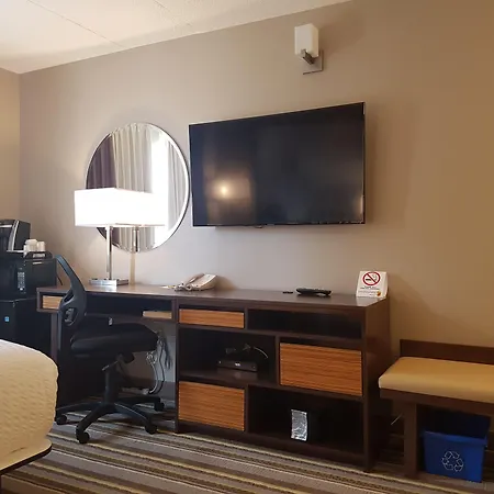 Super 8 By Wyndham Winnipeg West-3