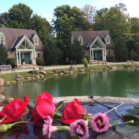 Spruce Hill Inn & Cottages-3