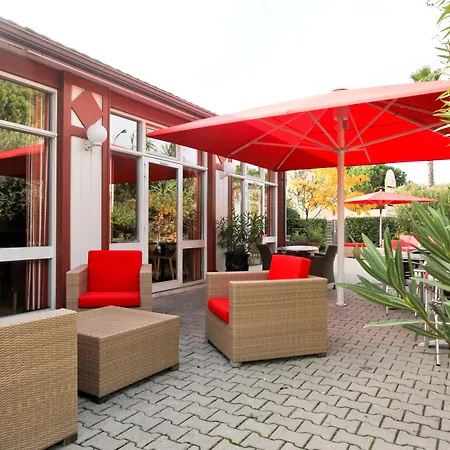 Brit Hotel Confort Nîmes Ouest - A9 sortie 25 - Pdj dès 5h30 - Parking PV - Terrasse&jardin - Pet friendly - Séminaire - Accueil groupe-3
