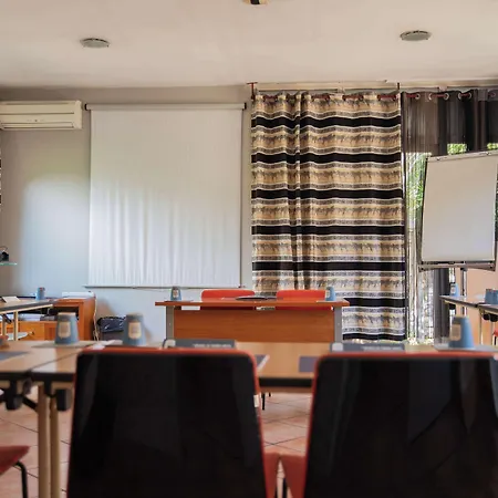 Brit Hotel Confort Nîmes Ouest - A9 sortie 25 - Pdj dès 5h30 - Parking PV - Terrasse&jardin - Pet friendly - Séminaire - Accueil groupe-2